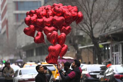 Un vendedor ambulante ofrece globos con forma de corazón en las calles de Kabul, la capital de Afganistán.