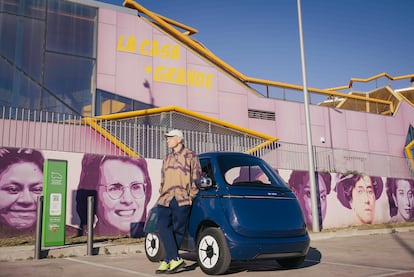 Con una autonomía de 177 kilómetros, el Microlino se carga en un 80% en apenas una hora. El arquitecto Nacho Martín lo usa, por ejemplo, para desplazarse del centro de la ciudad a uno de sus proyectos en las afueras, La Casa+Grande.