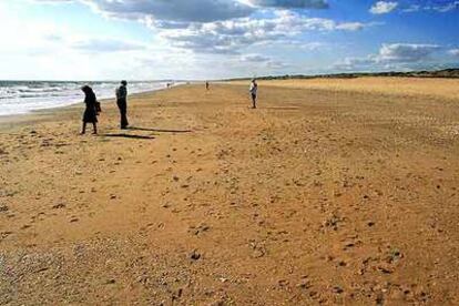 La playa de Los Enebrales se extiende a lo largo de unos dos kilómetros y medio en Punta Umbría (Huelva).