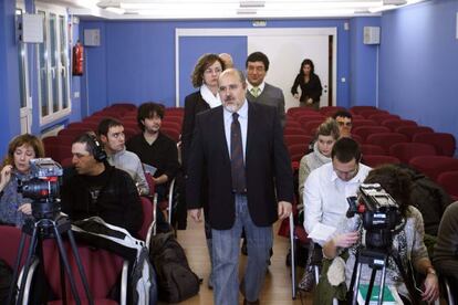 El secretario general del PSE de Álava, Txarly Prieto, y los dos portavoces en el Ayuntamiento de Vitoria y en las Juntas Generales de Álava