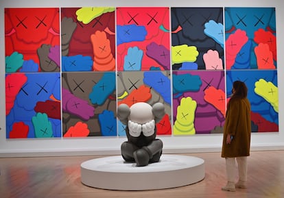 Obras de arte del artista y diseñador estadounidense KAWS (Brian Donnelly), de la exposición 'KAWS: WHAT PARTY' en el Museo de Brooklyn.