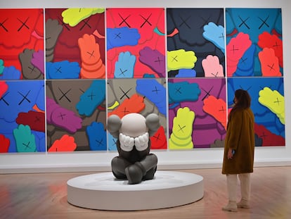 Obras de arte del artista y diseñador estadounidense KAWS (Brian Donnelly), de la exposición 'KAWS: WHAT PARTY' en el Museo de Brooklyn.
