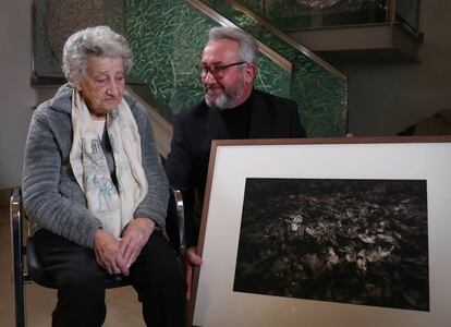 Annete Cabelli junto a Juan Pedro Revuelta, mientras este le explica algunas de sus fotografías.