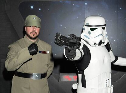 Dos asistentes al evento para fans de Star Wars convocado con motivo del estreno de Han Solo.