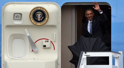 Barack Obama acena em sua chegada ao aeroporto José Martí, de Havana.