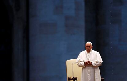 El Papa imparte la bendición 'Urbi et Orbi' en la plaza de San Pedro vacía.