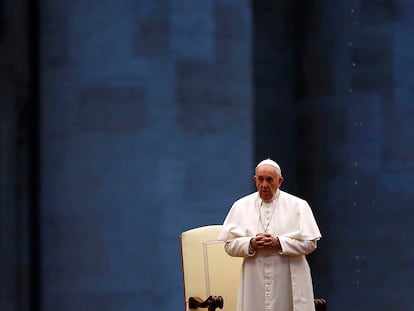 El Papa imparte la bendición 'Urbi et Orbi' en la plaza de San Pedro vacía.