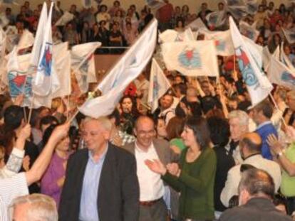 En el centro de la imagen, de izquierda a derecha, Guillerme V&aacute;zquez, Francisco Jorquera y Ana Pont&oacute;n.