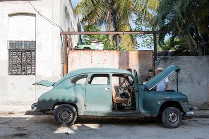 Un taller mecánico en plena calle de La Habana.