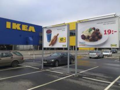 Un cartel publicita el plato de albndigas ofrecido por la cadena sueca de muebles IKEA en el aparcamiento del establecimiento que la firma tiene en Malmo (Suecia). EFE/Archivo