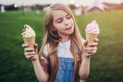 <p>El calor y las vacaciones —al menos las de los niños— ya han llegado. Y, como no podía ser de otra forma, a todos nos entran ganas de comernos unos buenos helados de vez en cuando. Pero es importante tener en cuenta que se trata de un alimento rico en grasas saturadas y azúcar. Por lo que, según recomienda la Organización Mundial de la Salud, <a href="https://elpais-com.zproxy.org/elpais/2016/05/31/buenavida/1464703610_112571.html" target="">lo mejor es limitar su ingesta</a>.</p> <p>Aunque esto no quiere decir que haya que taparse los ojos cada vez que pase por delante de una heladería. Más allá del lado negativo, cuando este manjar veraniego está preparado con leche, además de las grasas y azúcares, <strong>puede aportar calcio y proteínas</strong>, explica Lucía Bultó, dietista-nutricionista. Y los de frutas "vitaminas y fibra", aclara Abel Mariné, doctor en Farmacia, catedrático de la Universitat de Barcelona. </p> <p>Así que lo importante es consumirlos con la frecuencia adecuada, que, afirma Lourdes Carrillo, coordinadora del grupo de trabajo de Alimentación y Nutrición de la Sociedad Española de Medicina de Familia y Comunitaria (<a href="https://www.semfyc.es/es/" rel="nofollow" target="">semFYC</a>), es "<strong>alguna vez a la semana o varias veces al mes</strong>, siempre en el contexto de una dieta equilibrada y, preferentemente, como postre de una comida principal y no como tentempié". Una recomendación aplicable tanto para niños como para adultos. </p>