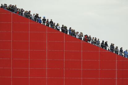 Espectadores en las gradas del circuito de Termas de Rio Hondo donde se celebra el Gran Premio de Argentina de motociclismo. 25 de abril de 2014.