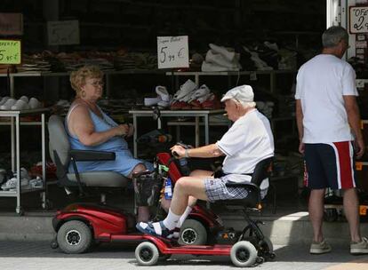 Dos británicos residentes en España, de compras en Benidorm.