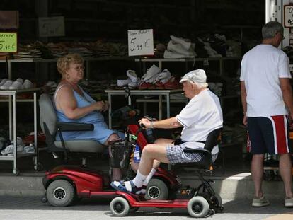 Dos británicos residentes en España, de compras en Benidorm.