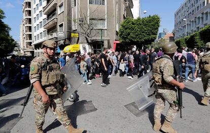 Miembros del Ejéricto libanés vigilan a manifestantes antigubernamentales en una macha por las calles de Beirut, este viernes.