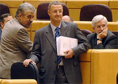 El ministro Jesús Caldera, en el centro, durante la sesión en el Pleno del Senado.