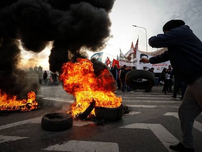 Manifestantes en huelga queman neumáticos en un piquete en uno de los accesos a Buenos Aires. 