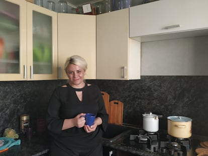Yulia Rodina, en la cocina de su apartamento en la ciudad rusa de Kaluga. Su sueño es abrir un taller de costura.