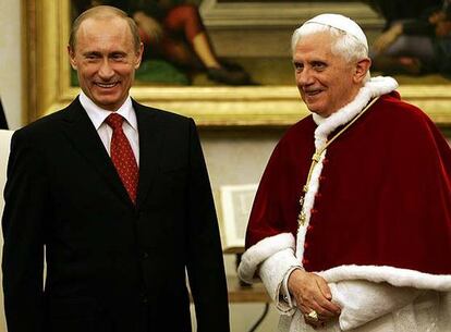 Vladímir Putin y el papa Benedicto XVI, ayer tras finalizar su entrevista en el Vaticano.