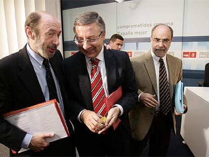 Alfredo Pérez Rubalcaba y José Blanco, tras una comparecencia sobre el Estatuto.
