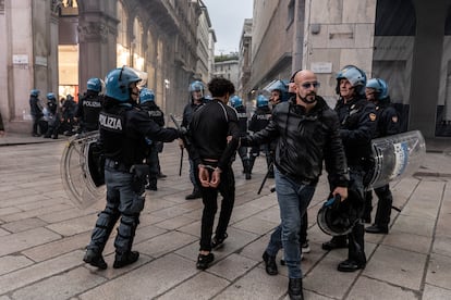 La policía lleva a cabo detenciones y arrestos de los manifestantes tras las protestas contra el alto costo de la vida en Milán, Italia, el 18 de octubre de 2026.Andrea Carrubba (Anadolu/ Getty Images)