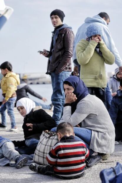 Refugiados en el puerto de Mytilini, en la isla griega de Lesbos.