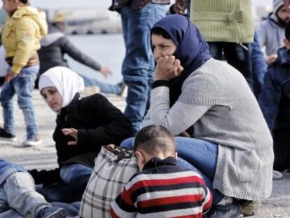 Refugiados en el puerto de Mytilini, en la isla griega de Lesbos.