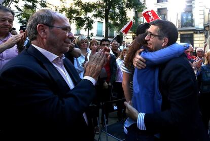 Patxi López abraza a la secretaria del PSM en Madrid, Sara Hernández, durante su mitin en Madrid.