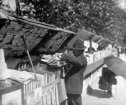 Una tienda de libros usados en la rivera del Sena, París, en 1928.