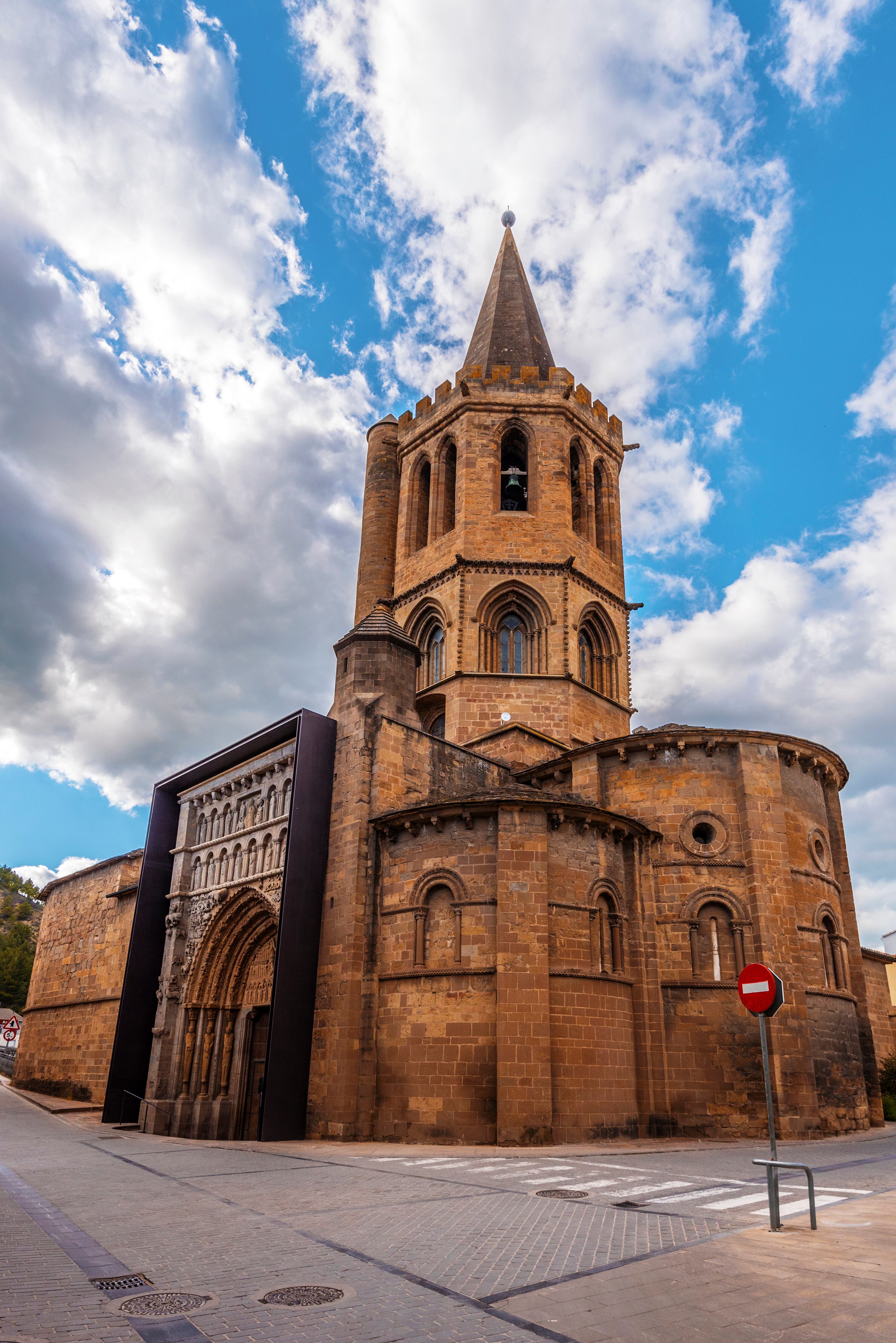 Vista de la iglesia románica de Santa María la Real en la villa navarra de Sangüesa.  