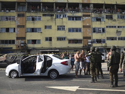 Moradores e militares no local onde Evaldo dos Santos Rosa foi morto, em Guadalupe, Rio de Janeiro.