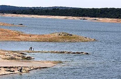 Imagen de archivo del embalse de Valmayor, rastreado por agua y aire ante la denuncia de varios testigos.