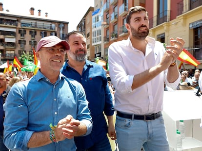 Santiago Abascal, el acto central en Murcia de la formación de cara a los comicios al Parlamento Europeo ha contado con el cabeza de lista, Jorge Buxadé, y el presidente provincial del partido José Ángel Antelo.