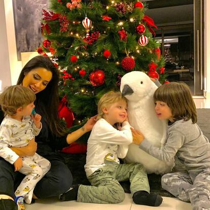 El 4 de diciembre quedaron inauguradas las navidades en casa de Pilar Rubio y el futbolista Sergio Ramos. La presentadora subió esta entrañable imagen a su perfil de Instagram, donde aparece con sus tres hijos: Sergio, de cinco años; Marco, de cuatro; y Alejandro, de uno.