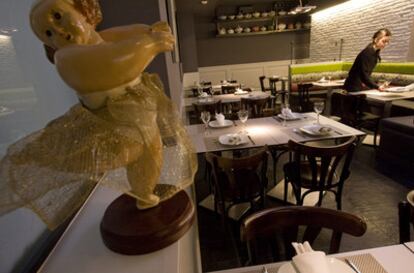 Comedor del restaurante La Gorda, en Madrid. En la foto pequeña, tiradito de lubina <i>nikkei</i>.