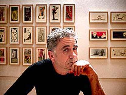Javier Pagola junto a los dibujos que exhibe en Barcelona.