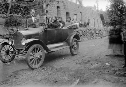 La familia Khazen en su coche (1927).