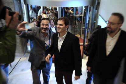 Albert Rivera, se hace una fotografía con uno de los candidatos. La dirección de Ciudadanos ha reunido en Madrid a los número uno de todas sus listas al Congreso.