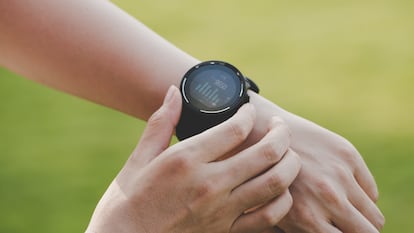 Artículo de EL PAÍS Escaparate que describe las ventajas de usar un reloj con podómetro para la actividad física.