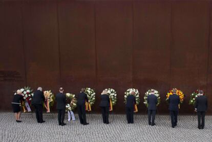 Ofrenda floral durante la ceremonia conmemorativa del 50º aniversario de la construcción del Muro, ayer en Berlín.