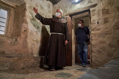 El refectorio no tenía ningún tipo de mobiliario. Los monjes comían arrodillados en el suelo y colocaban sus cuencos sobre los asientos corridos a lo largo de ambas paredes labrados en piedra.