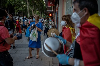 Cacerolada contra el Gobierno en el barrio de Moratalaz, Madrid.