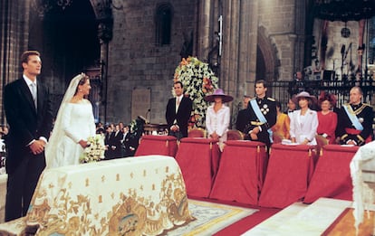 El 4 de octubre de 1997, la pareja se daba el "sí, quiero" en una multitudinaria boda con 1.500 invitados celebrada en la catedral de Santa Eulalia de Barcelona. La mediana de la familia ya era duquesa de Palma, un título que el rey Juan Carlos le había otorgado un mes antes de la ceremonia nupcial. Tras convertirse en marido y mujer, el jugador de balonmano pasó también a ser duque. La infanta Cristina lució un vestido de seda valenciana color marfil diseñado por Lorenzo Caprile, complementado con un velo restaurado de la reina María Cristina y una tiara floral de platino y diamantes. Se repartieron claveles a las miles de personas que acudieron a los alrededores de la catedral; y 10 millones de personas siguieron la boda por TVE. El banquete nupcial se celebró en el palacio de Pedralbes, donde se sirvió un menú de alta cocina local.