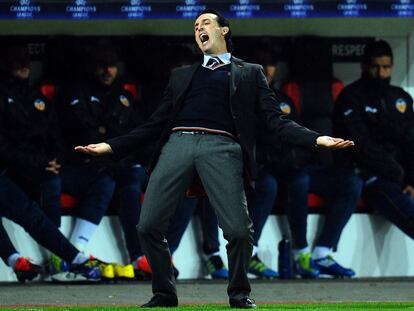 Unai Emery se lamenta en la banda de un fallo del Valencia.