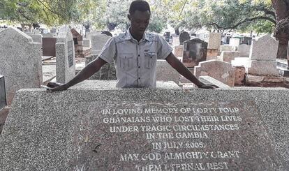 Martin Kyere, en el cementerio donde se enterraron seis cuerpos repatriados desde Gambia.