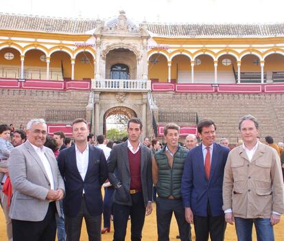 De izquierda a derecha, Antonio Ramírez, Consejero de Economía, los toreros El Tato, Pepe Moral, Manuel Escribano y Dávila Miura, y el periodista José E. Moreno, presentes en La Maestranza