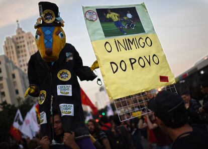 Un grupo de manifestantes muestra la mascota del Mundial y llama al exjugador Ronaldo "enemigo del pueblo".