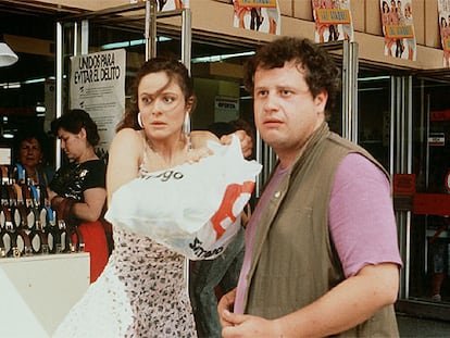 Aitana Sánchez-Gijón y Juan Echanove, en una imagen de <i>Bajarse al moro,</i> de Fernando Colomo.