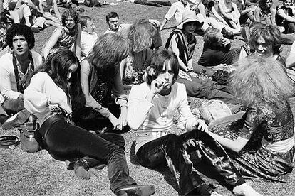 Un grupo de jóvenes en Hyde Park, Londres, escuchan a los Rolling Stones en julio de 1969.