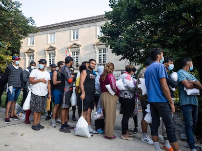 Migrantes hace cola frente a la residencia de Kamala Harris, este jueves, en Washington.